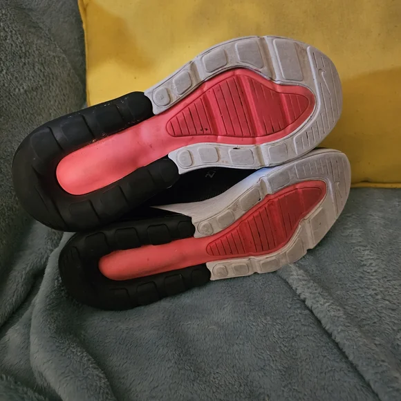 Nike Air Max 270 Kids Black Sneakers with White Details Size 4.5Y Unisex - Picture 7 of 9